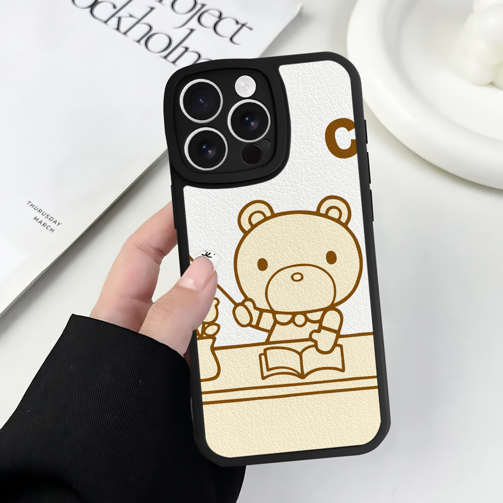 （画像用） Hello Kitty ハローキティ 【iPhone 16シリーズ対応】シリコンスマホケース（レザー調） 材質：シリコン